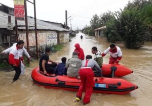 امدادرسانی به خانوارهای سیل زده در پیربازار رشت با قایق هلال احمر