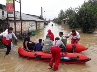 امدادرسانی به خانوارهای سیل زده در پیربازار رشت با قایق هلال احمر