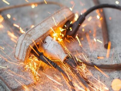 برق‌گرفتگی یک دانش‌آموز هنگام آوردن توپ از بیرون مدرسه در لنگرود