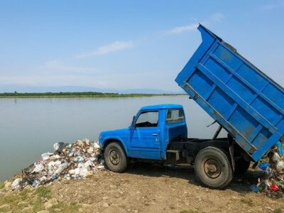 خودرو حمل زباله یک دهیاری در حاشیه رودخانه سفیدرود توقیف شد