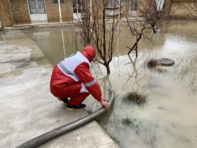 ۵۰ نیروی هلال احمر گیلان برای رفع آبگرفتگی‌ها به کمک شهرداریها شتافتند