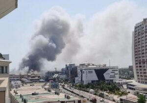 مجتمع بزرگ تجاری در منطقه آزاد انزلی دچار حریق شد