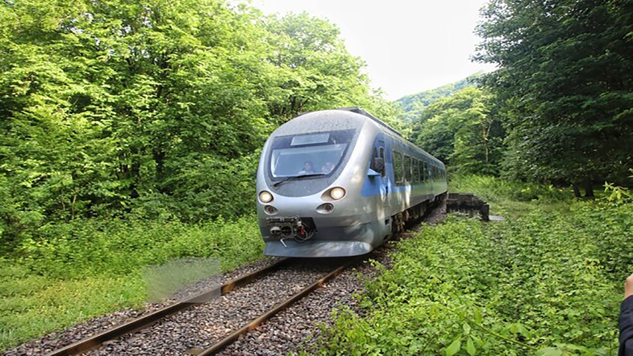 سوت نخستین قطار گردشگری گیلان به صدا درآمد سوت نخستین قطار گردشگری گیلان به صدا درآمد