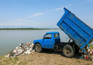 خودرو حمل زباله یک دهیاری در حاشیه رودخانه سفیدرود توقیف شد