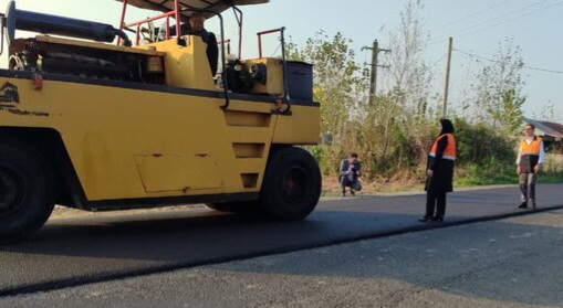 روکش آسفالت محور رودبنه-انبارسر آستانهاشرفیه در حال اجرا است روکش آسفالت محور رودبنه-انبارسر آستانهاشرفیه در حال اجرا است