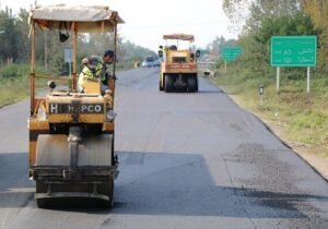 روکش و لکه گیری آسفالت ۲۲۹ کیلومتر از راه های گیلان